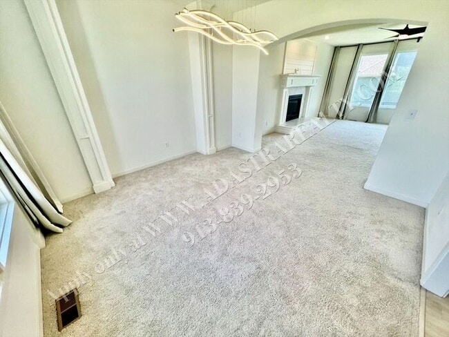 Building Photo - Beautiful 4 Bed 3.5 Bath Home in Olathe-Av...