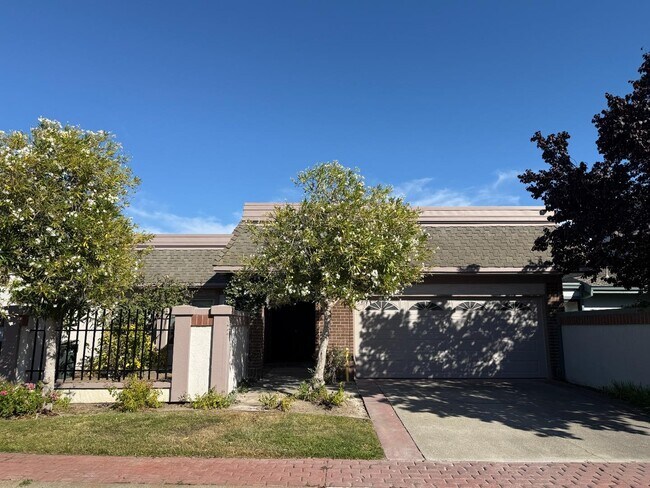 Building Photo - 976 De Soto Ln