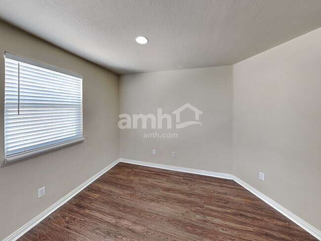 Building Photo - 865 Southhampton Dr