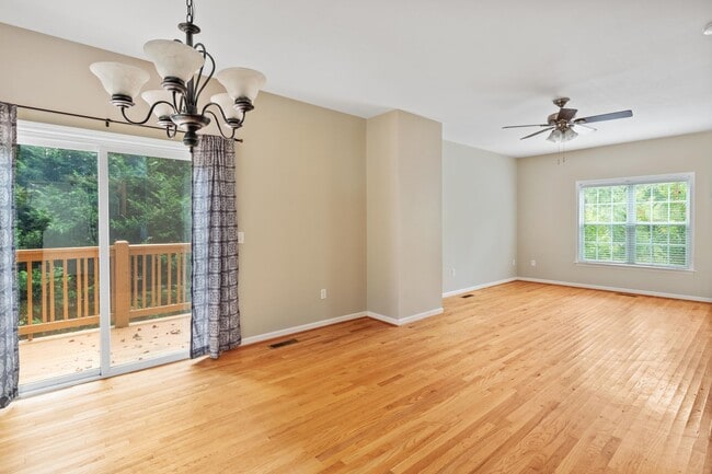 Building Photo - 3 Bedroom 1.5 bath house close to West Asheville, Great location!