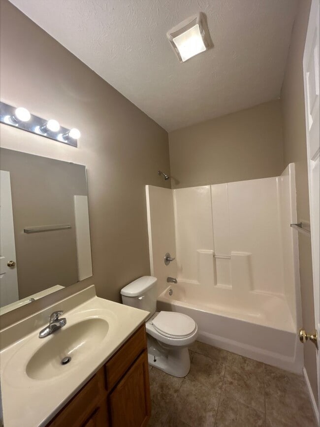 Building Photo - Large 3 Bedroom Townhome Available For Short-Term Lease! Brand New Flooring and Paint!