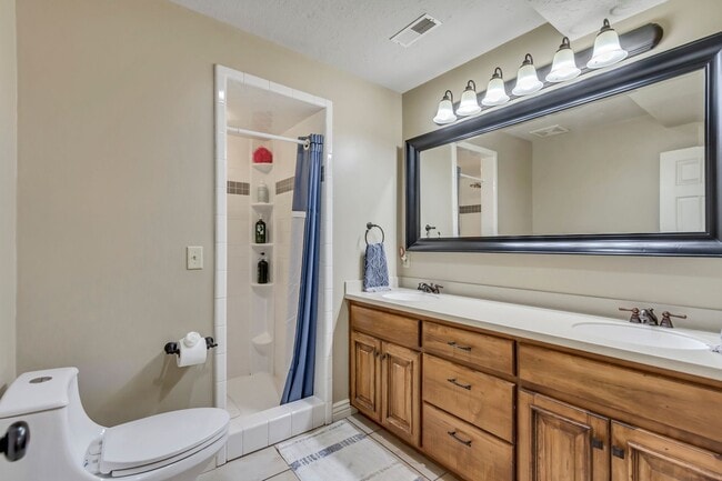 Building Photo - Beautiful 5-Bedroom Home in Sandy!