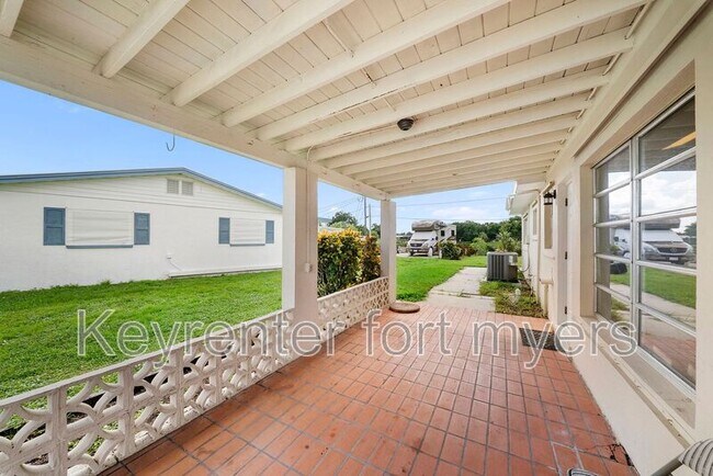 Building Photo - 275 Lakeview Dr