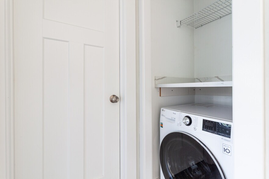 Building Photo - 454 W Barry Ave