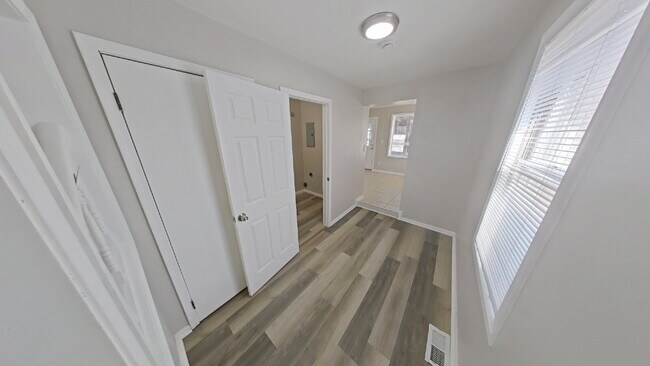 Building Photo - "3-Bedroom Home in Roseville - Spacious 1294 Sq Ft Comfort!"