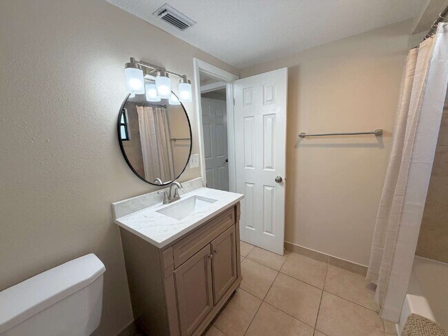 Building Photo - Spacious 2/2 with home with fenced yard in great Port Richey location.