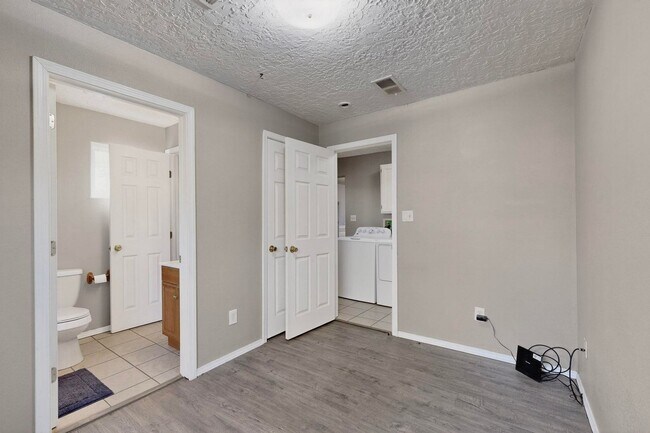 Building Photo - Historic Bungalow House 2/bd 1/ba 730/sf