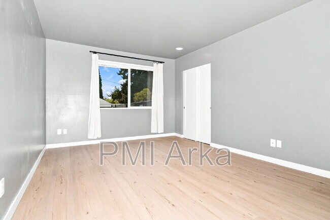 Building Photo - 9800 Roosevelt Way NE