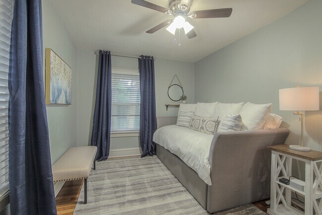 Building Photo - 1145 W 41st Terrace