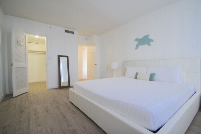 Building Photo - Spacious one bedroom unit at the Flamingo South Beach Resort!