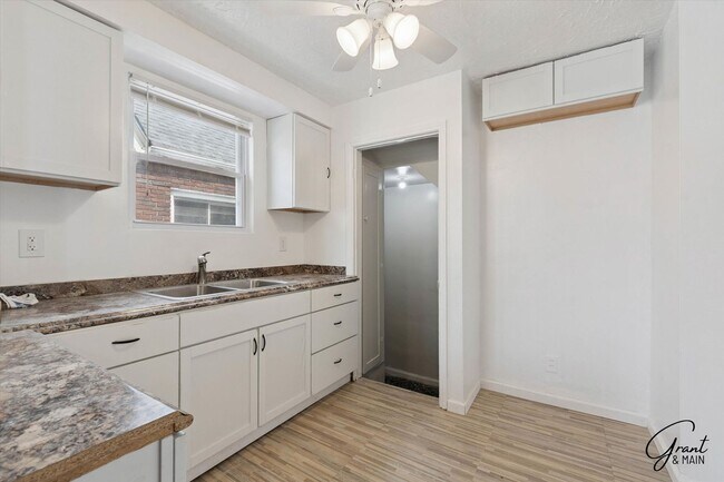 Building Photo - $1250 3 bedroom bungalow