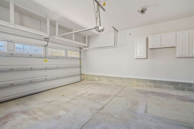 Building Photo - Welcome Home: Spacious 3-Bedroom Retreat i...