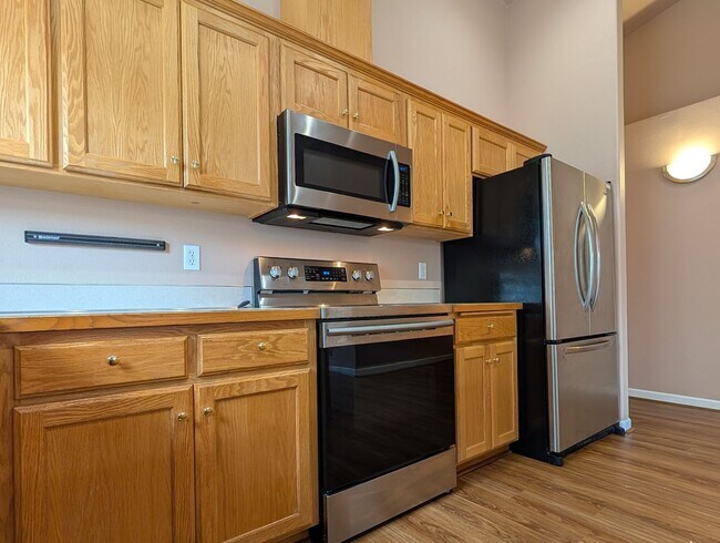 Building Photo - Great 3 bed/2bath home with bonus space and fenced in yard!