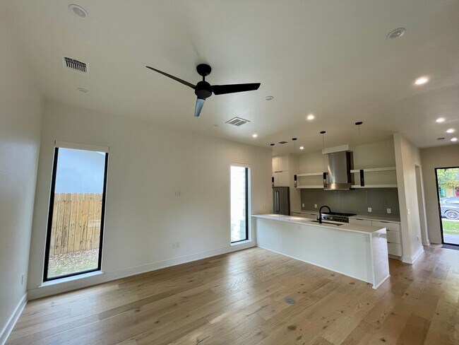 Building Photo - Palo Duro