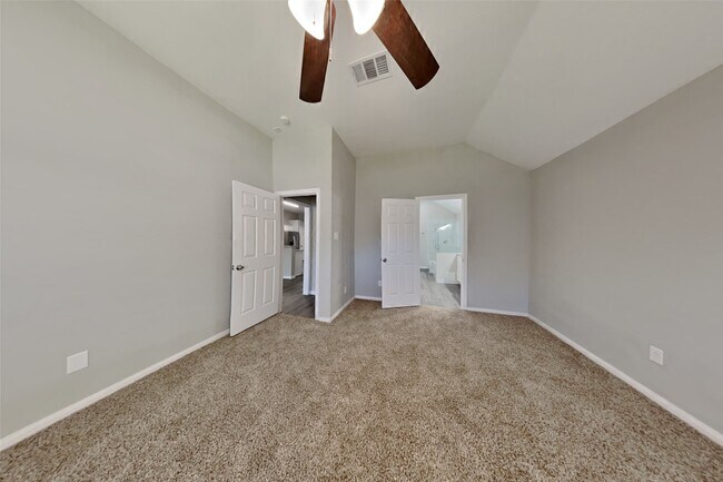 Building Photo - 1015 S Wellsford Dr