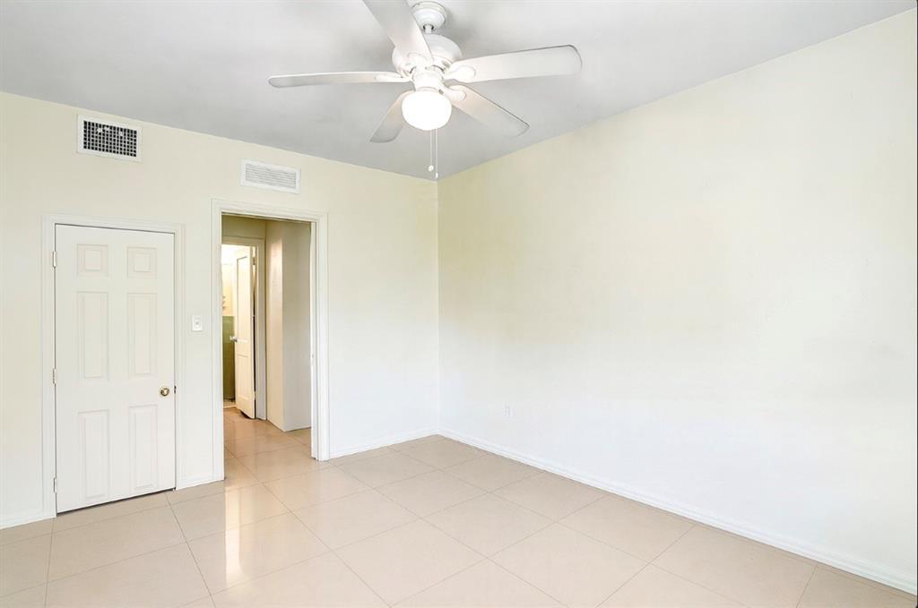 Building Photo - 717 NE 16th Ave