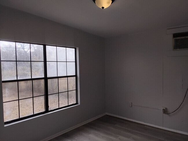 Building Photo - New Paint & New laminate flooring throughout home!!