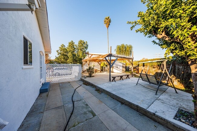 Building Photo - 3 Bedroom Home with Outdoor Space in Frogtown!