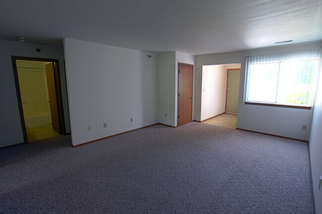 Building Photo - Willow Pond