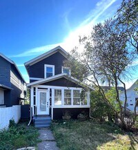 Building Photo - AVAILABLE August 3st - 3 bed 1 Bath Home!