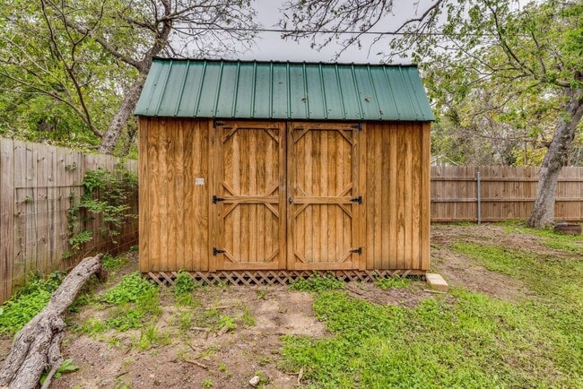 Building Photo - Beautiful home in Southwest Cleburne