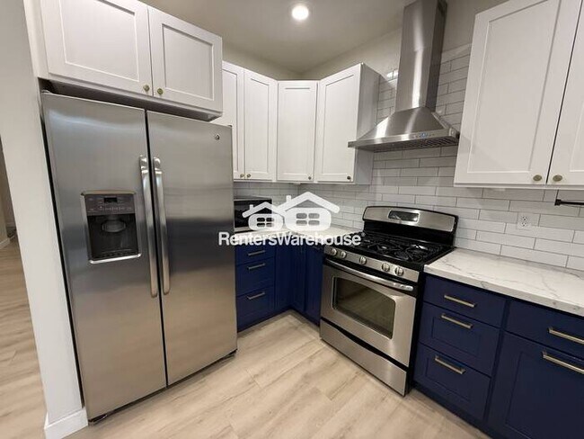 Building Photo - Modern condo, conveniently located!