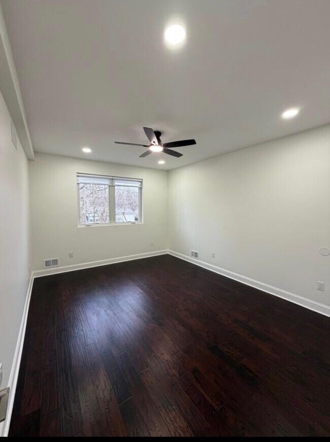 Building Photo - 3455 La Salle Dr