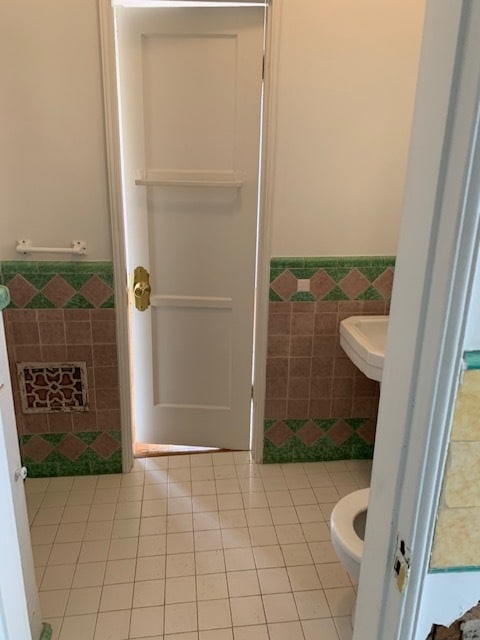 bathroom - 447 N Hayworth Ave