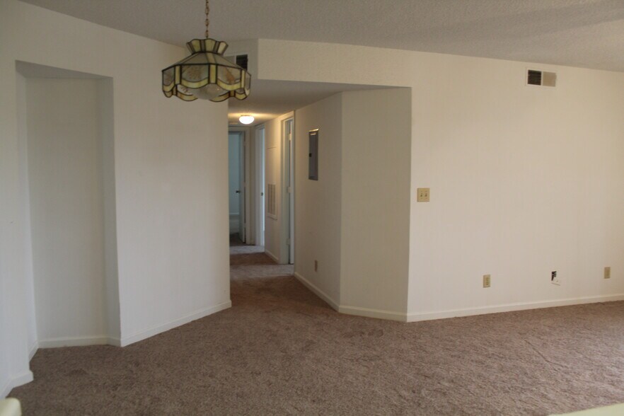Building Photo - 2225 Huntingdon Dr