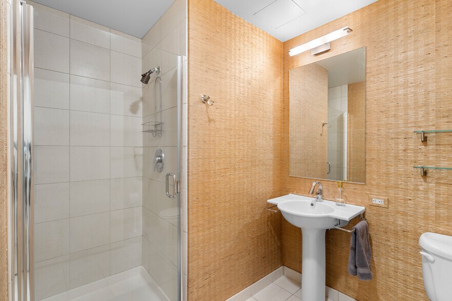 Building Photo - 922 NW 11th Ave