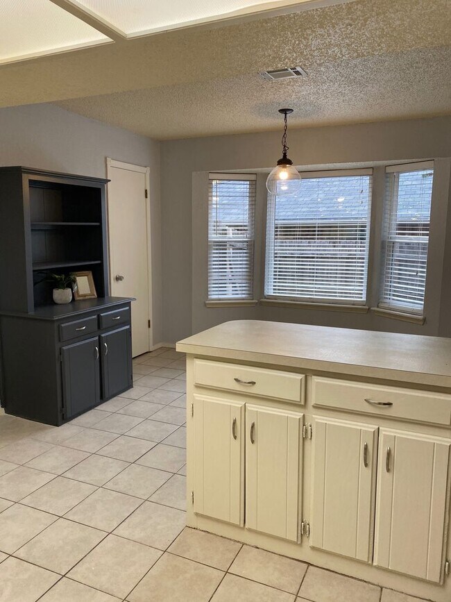 Building Photo - 2805 Summerfield Dr
