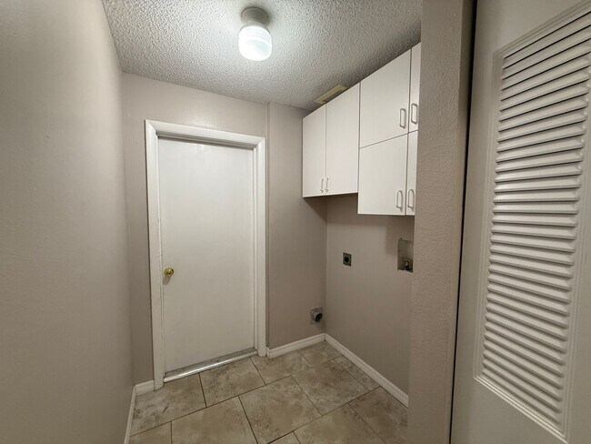 Building Photo - Spacious 2 Bedroom, 2 Bath, 2 car garage Home For Rent in New Port Richey!