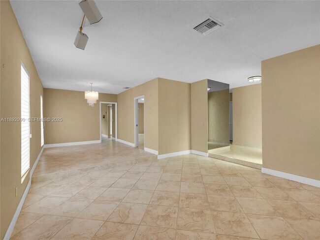 Building Photo - 1109 Biarritz Dr