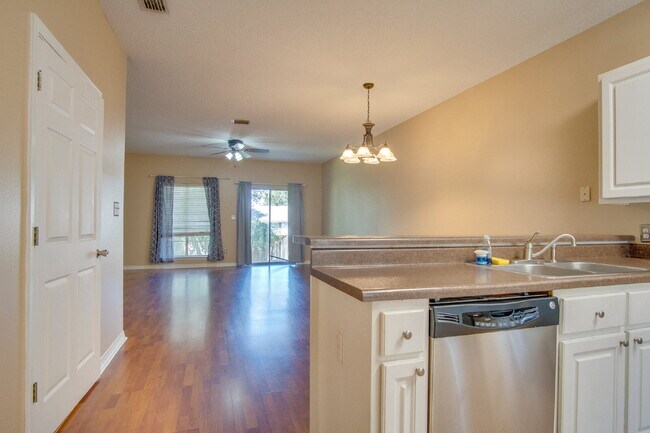 Building Photo - Santa Rosa 3/2.5 Townhome – Minutes from N...