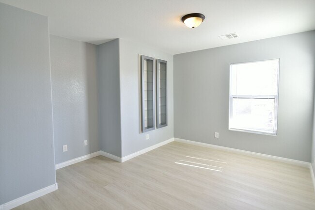 Building Photo - Spacious 4Bed/2Bath/2Car Home located in North Las Vegas w/ Pool!