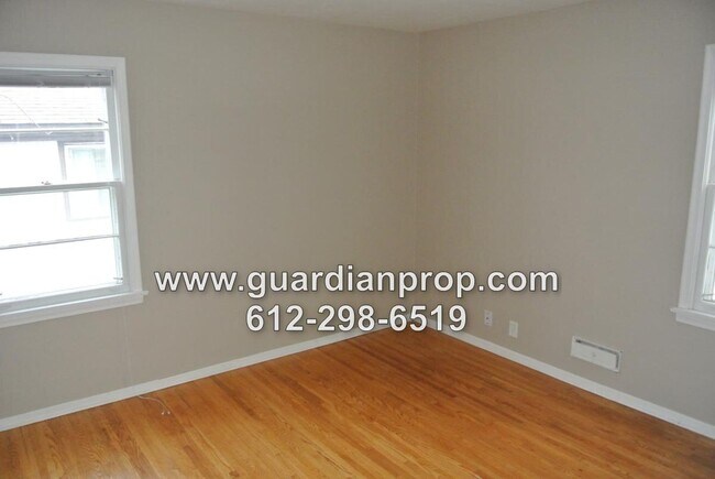 Building Photo - House in Midway Available August 1, Hardwo...