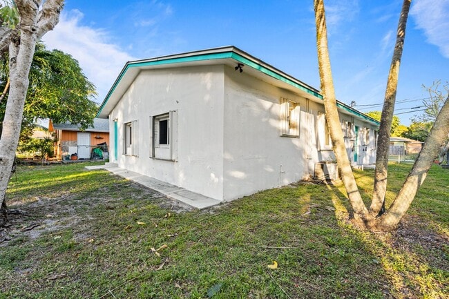 Building Photo - Comfortable Oakland Park Living - 3BR with Outdoor Space