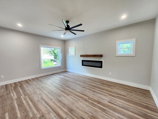 Building Photo - Asheville Rental!