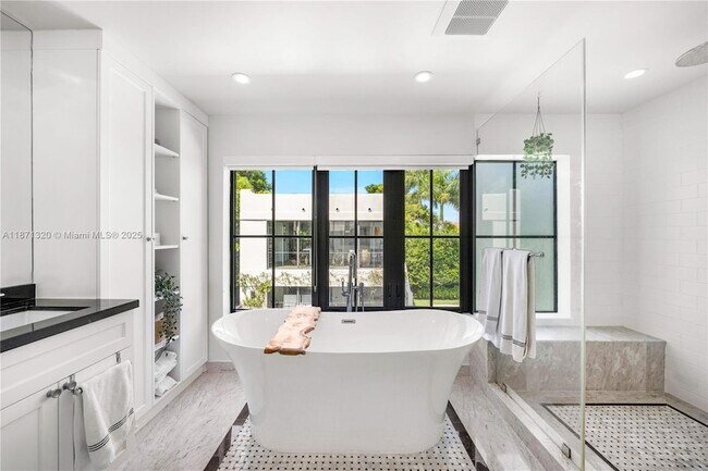 Building Photo - 5728 Pine Tree Dr