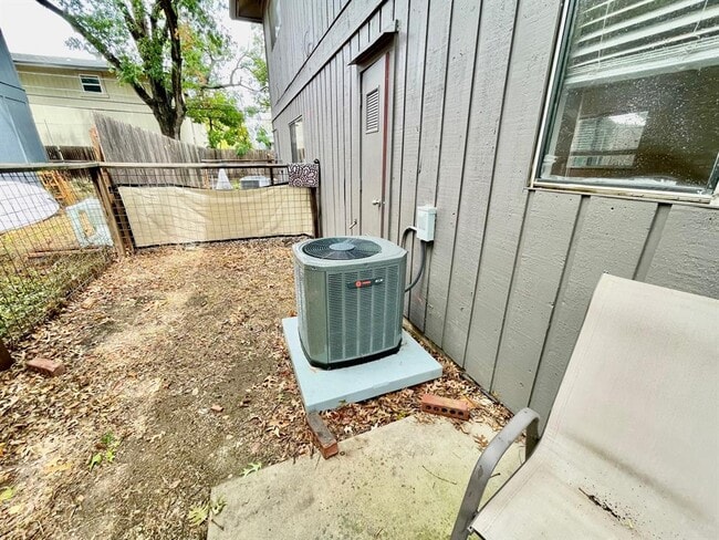 Building Photo - 608 Franklin Blvd