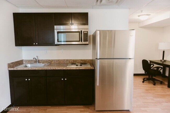 Building Photo - 2 br, 1 bath Apartment - 305 W. Broadway