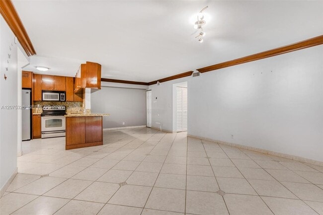 Building Photo - 709 Gardens Dr