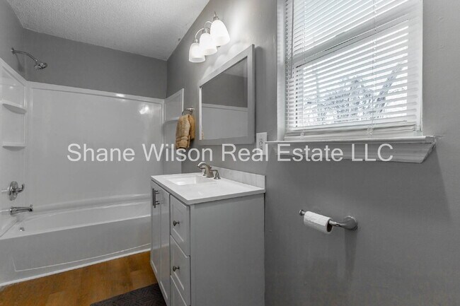 Building Photo - Move in special! 1/2 off the first month's rent!  Charming 3-Bedroom 1 Bath with 1050 Sq. Ft. of ...