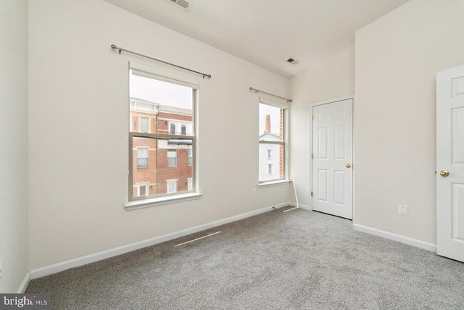 Building Photo - 17 S Exeter St