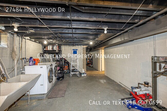 Building Photo - 27484 Hollywood Dr