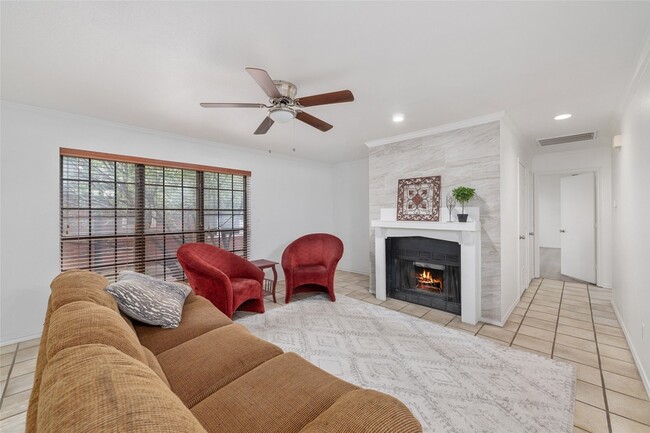 Building Photo - 2123 Mistletoe Ave