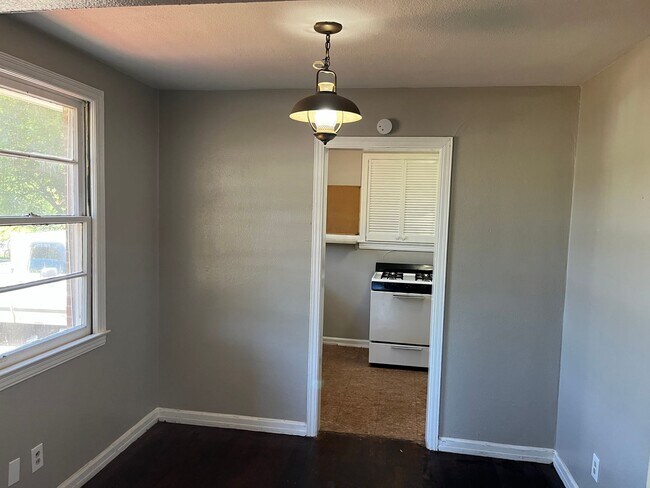 Building Photo - ***3 Bedroom / 1 Bathroom House for Rent i...