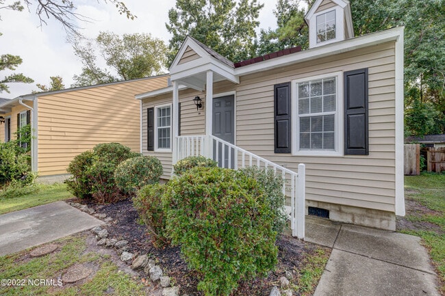 Building Photo - 617 Varsity Dr