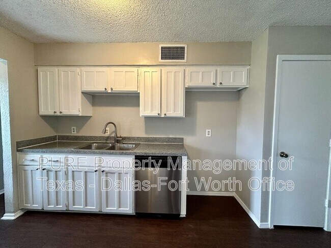 Building Photo - 3505 Biscay Dr