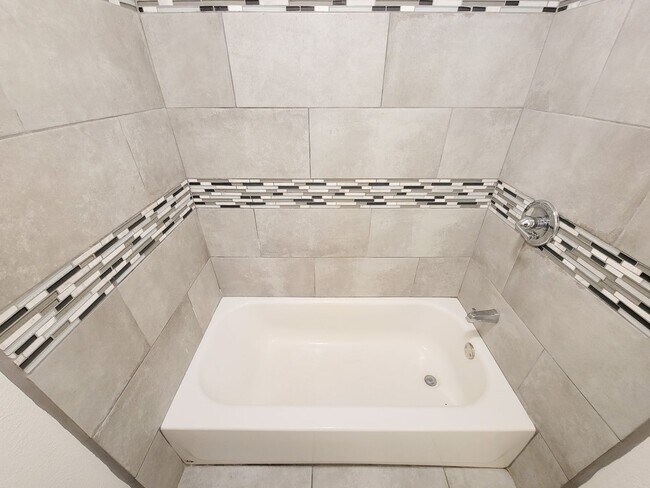 Building Photo - Completely renovated in the heart of Montrose. Spacious 1 bedroom 1 bath condo, upstairs corner u...